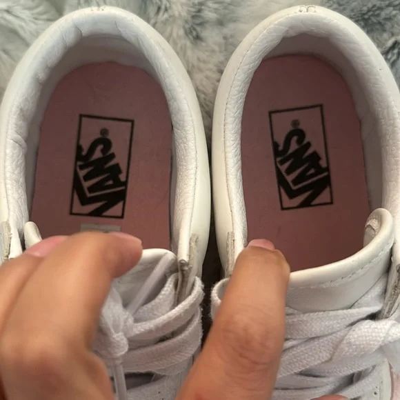 Women 8.5 Vans Old Skool with pink velvet strip - Picture 4 of 5